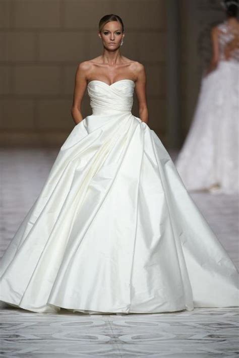 abito da sposa versace prezzo|MODELLI SPOSA ATELIER VERSACE.